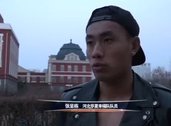 长江两岸迅速从喧闹回归平静。
